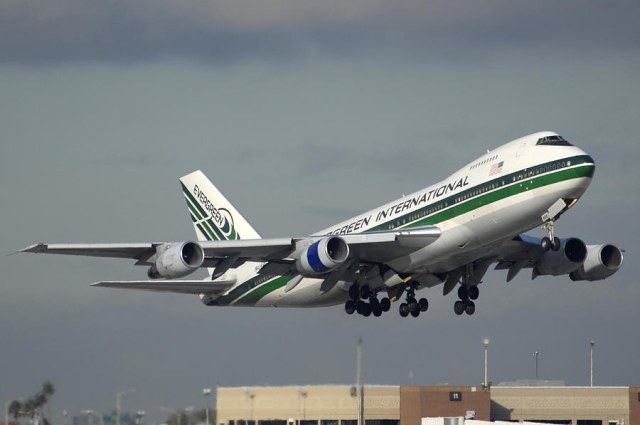 evergreen-international-boeing-747-230b-n488ev-phoenix-sky-harbor-december-23-2010-brian-lockett.jpg
