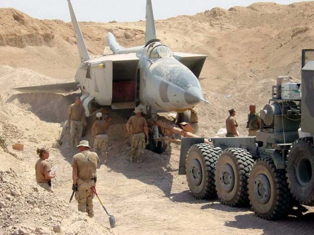 Iraqi-MiG-25-in_sand.jpg