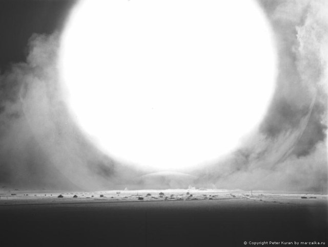 Ядерный_взрыв_огненный_шар_отражение_волны.jpg
