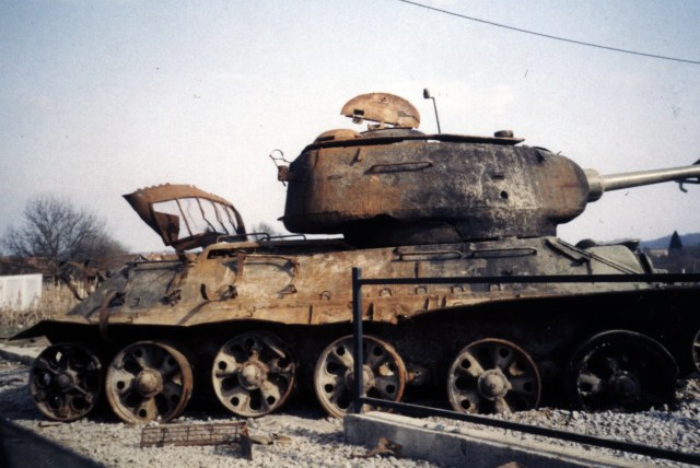 A_destroyed_T-34-85_tank_in_Karlovac,_Croatia.jpg
