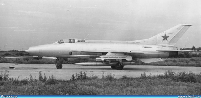 23_MiG21F-13_Kubinka.jpg