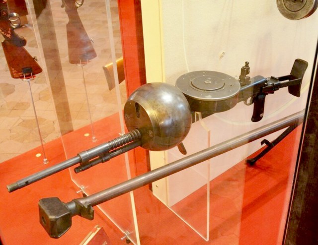 ДТ_в_шаровой_установке,_Тульский_музей_оружия.jpg