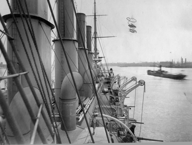 1901-01-00 - Вид на корму (на продольном мостике напротив шлюпбалок парового катера №2 закреплен съемный минный аппарат).jpg