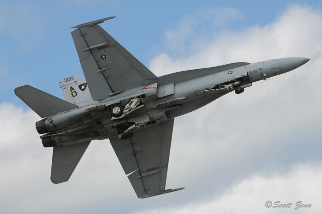 Quonset_VFA-106_F-18_9292[1].jpg