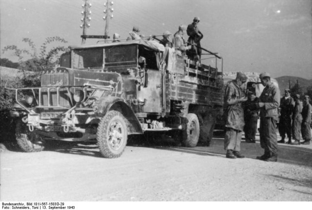 Bundesarchiv_Bild_101I-567-1503D-29%2C_Italien%2C_Abruzzen__Abmarsch_Fallschirmj%C3%A4ger.jpg