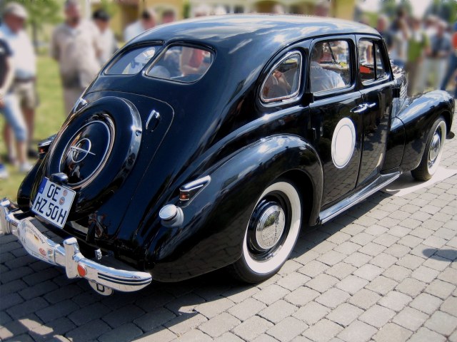 Opel_Kapitän,_Bj._1950_(2005-07-17).jpg