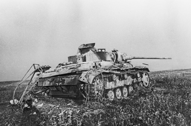 Pz.Kpfw. III уничтоженный в районе Прохоровки.jpg