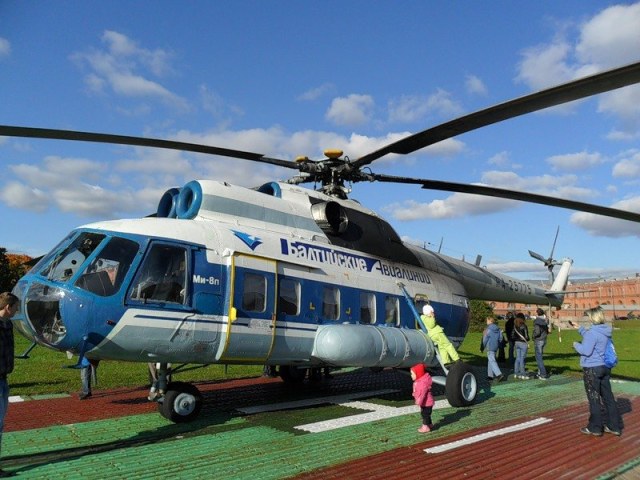 7.Mi-8P-na-ploshhadke-Petropavlovskoj-kreposti.-.jpg
