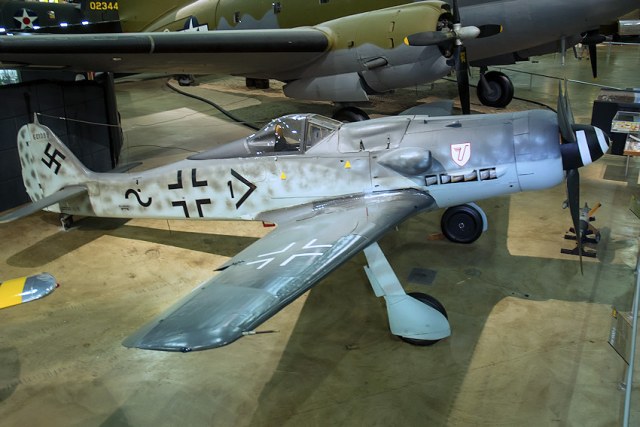 Focke-Wulf_Fw_190_D-9_-_Daufsicht.jpg