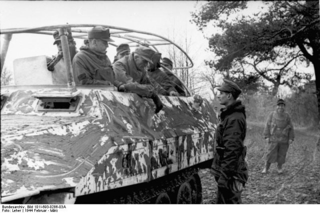 Bundesarchiv_Bild_101I-693-0286-03A,_Russland,_Funkpanzerwagen,_Skijäger.jpg