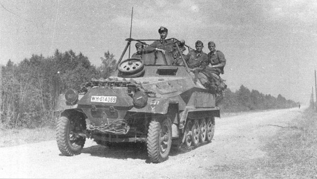 WH-614069_SdKfz-251-3_Mittlere_Panzerfunkwagen.jpg