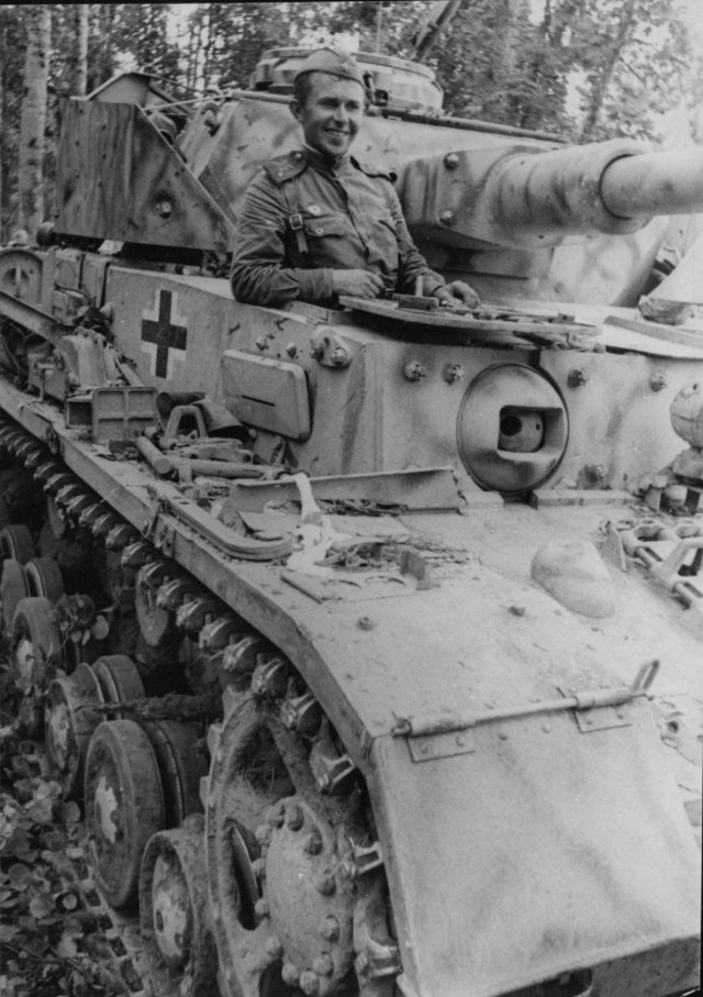 77. Советский солдат в захваченном танке Pz.IV..jpg