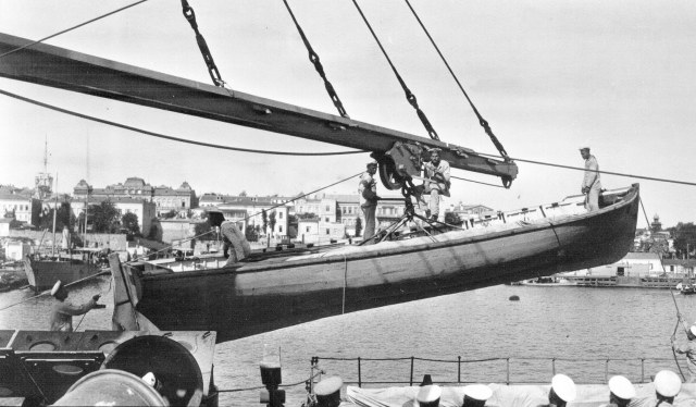 Спуск шлюпки.jpg