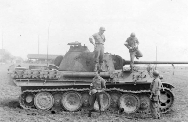 Captured_tank_Panther_Ausf_G.jpg