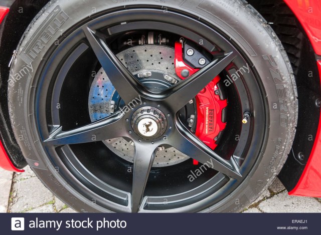 brembo-ceramic-brakes-on-a-ferrari-laferrari-f150-hybrid-supercar-ERAEJ1.jpg