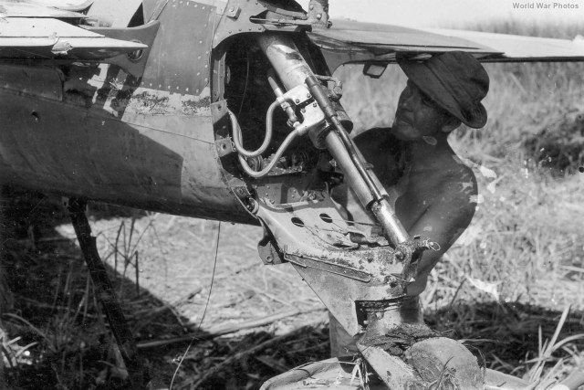 A6M3_Zero_tail_wheel_close_up_Buna_1943.jpg