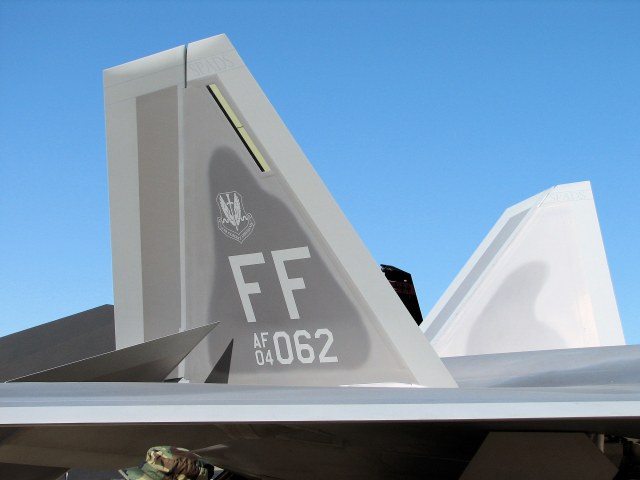 f-22a_raptor_16_of_81.jpg