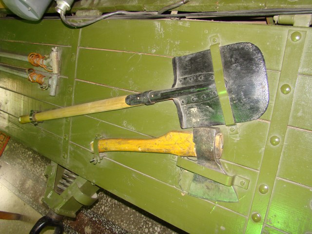 Советская лопата и топор.JPG