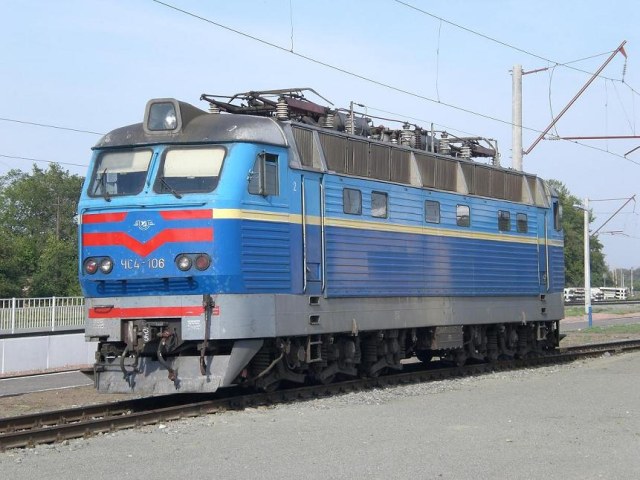 ЧС4-106 на ст.Ворожба ждет состав,чтобы вести его дальше в Киев,Украина,вгуст 2010 г..jpg