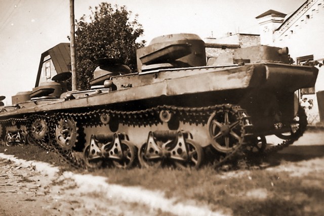 Легкие плавающие танки Т-37А, захваченные немцами в Бресте.jpg