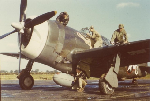 Groundcrewofthe61stFighterSquadron56thFighterGroupatworkonCAPTGeraldJohnsonsP-47Dserial42-7877HV-DnamedInTheMood_zpse83d21b3.jpg