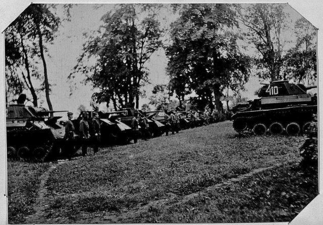 4 танка из состава 61-го ОТП, которые воевали во время Львовско-Сандомирской операции.jpg