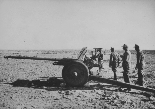 Артиллеристы Африканского корпуса вермахта рядом с трофейной советской 76-мм пушкой Ф-22.jpeg