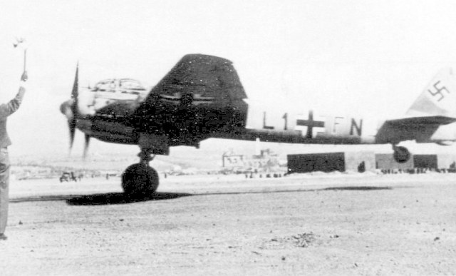 BW-photo-Junkers-Ju-88A4-Trop-5.LG1-(L1+FN)-Greece-1942-01.jpg