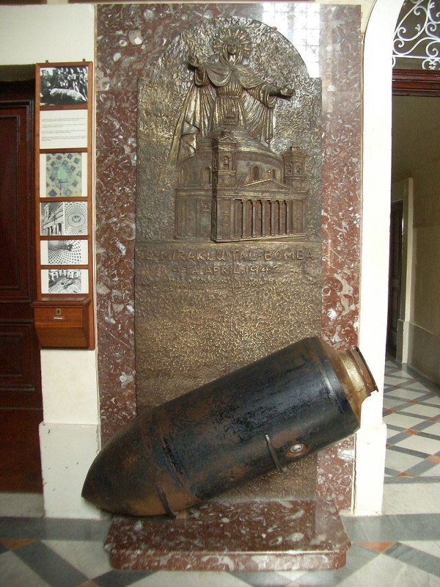 800px-Mosta_Dome_Bomb.jpg