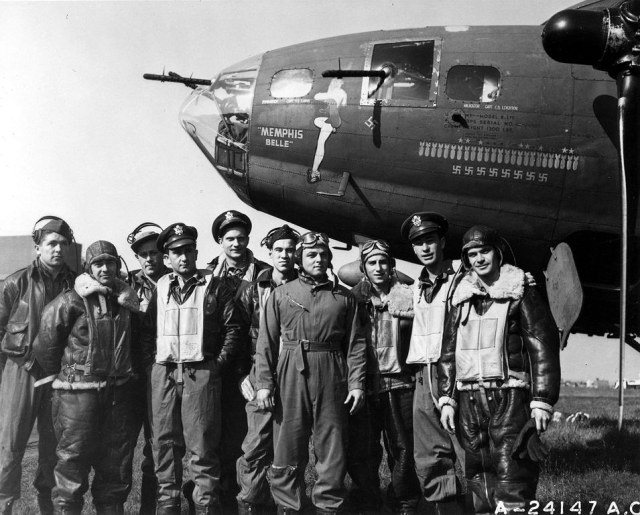 MemphisBelle-and-crew-1943.jpg