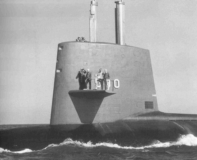 Sculpin_(SSN-590)_with_Admiral_Rickover.jpg
