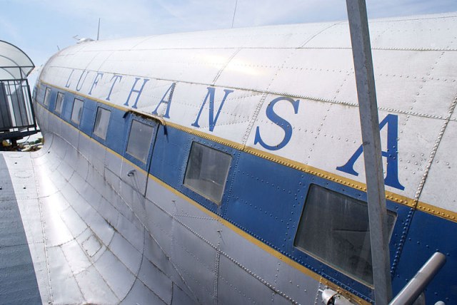 Douglas_DC-3_Lufthansa_D-CADE_DownLSide_SATM_05June2013_(14414029040).jpg