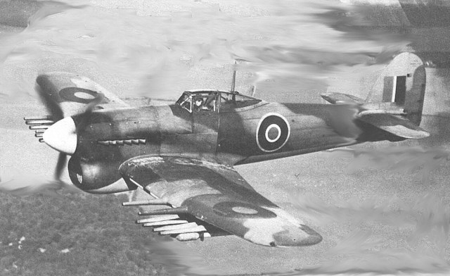 Hawker-Typhoon-com-canhões-e-foguetes.jpg
