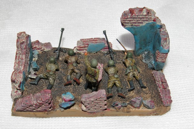 Расчеты ПТР готовятся отражать атаку.