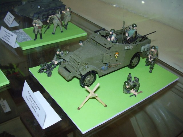 В 4.2. Советская штурмовая группа и бронетранспортёр М3.JPG