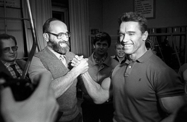 shtangist-yuriy-vlasov-i-arnold-shwarcenegger-01.jpg