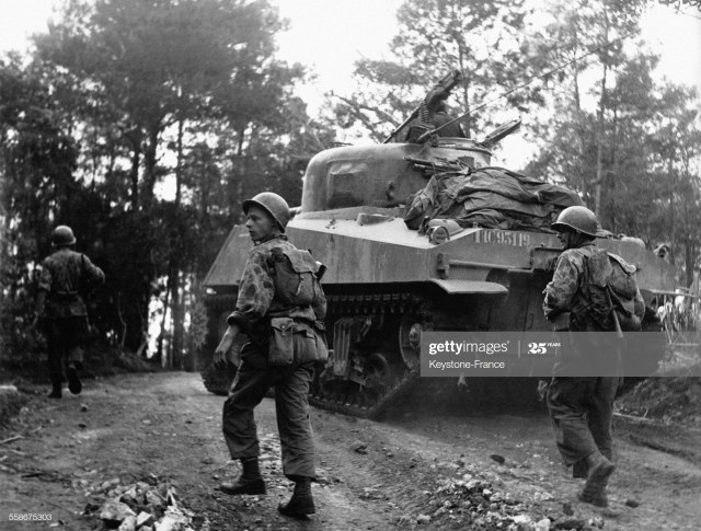 Танк М4 прикрывает пехоту во время битвы на Черной реке 15 дек 1951.jpg