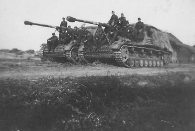 марш Nashorn_German_tank_destroyers.jpg