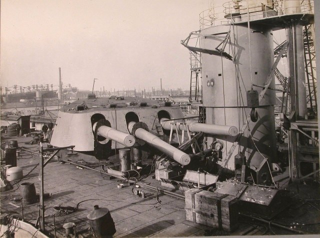 33. Вид кормовой башни 12-ти дюймовых орудий и кормовой боевой рубки на линейном корабле Гангут.jpg