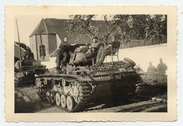 Milit-r-Wehrmacht-Frankreichfeldzug-Sonnenbad-Panzer-Besatzung.jpg