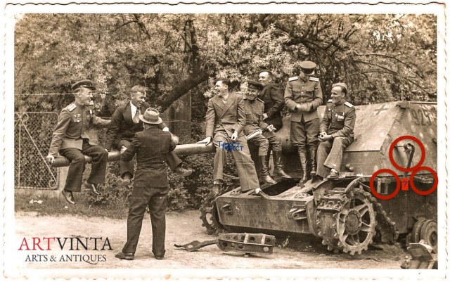 Foto_2_Weltkrieg_Rotarmisten_deutscher_Panzer_I.jpg