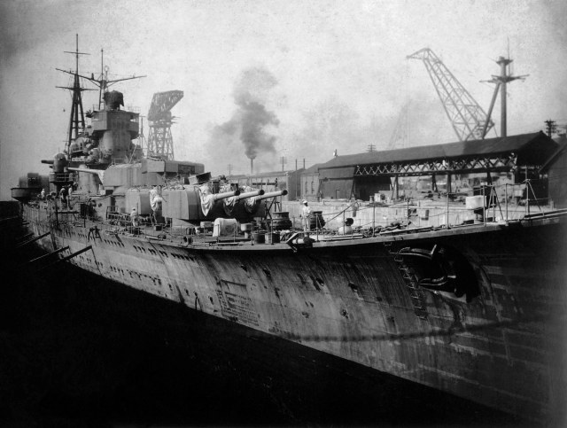IJN_Suzuya_in_drydock_No_4_Yokosuka_Naval_Yard_November_1935.jpg