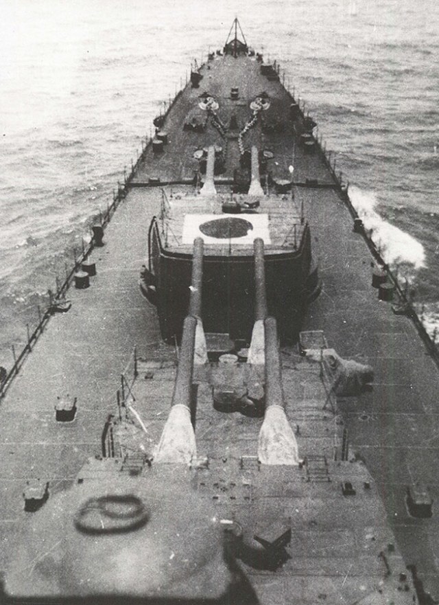 Mogami_1943_forward_turrets.jpg