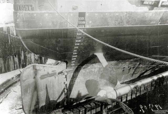 Линкор Иоанн Златоуст в доке.jpg