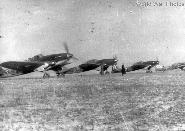 Il-2_20_21_taxiing_at_airfield.jpg