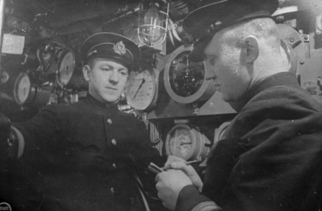 Командир подводной лодки Щ-406 капитан 3-го ранга Е.Я. Осипов и инженер-механик К.М. Максимов в центральном посту.jpg
