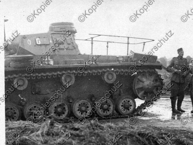 Foto_Wehrmacht_Panzer_III_mit_Rahmenantenne_in.jpg