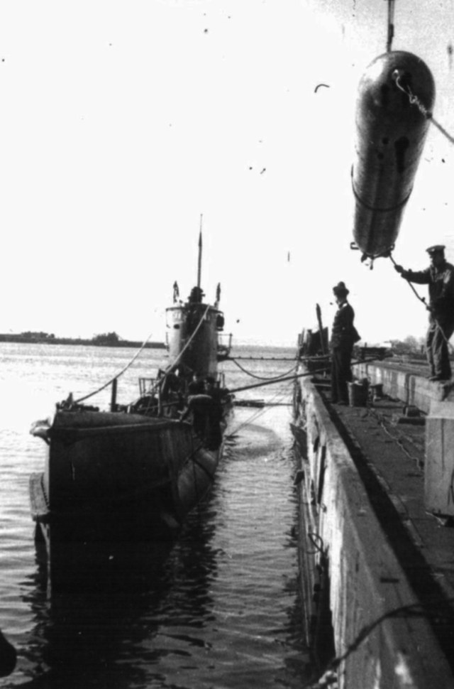 Погрузка торпеды на подводную лодку Щ-406.jpg