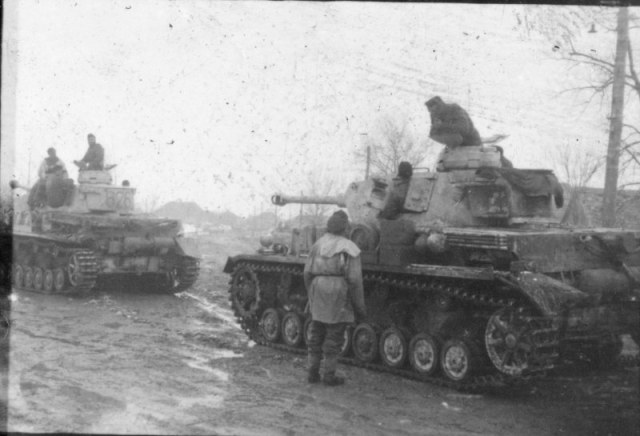 Pz.Kpfw. IV Ausf. G панцергренадерской дивизии СС «Лейбштандарт СС Адольф Гитлер» под Харьковом.jpg