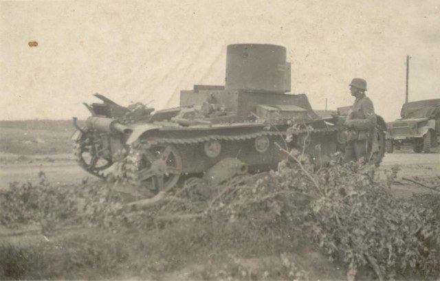 Ефрейтор Вермахта за осмотром стоящего у дороги советского огнемётного танка ОТ-26 (БХМ-3) 1932-1936 годов в.jpg